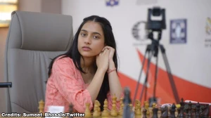 Divya Deshmukh Receives Grand Welcome, Credits Victory to Her Family