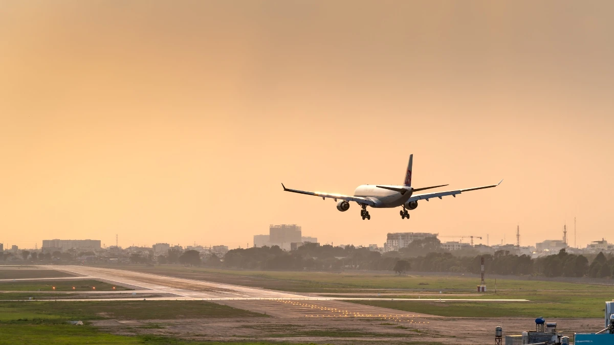 Airlines Suspend Venezuela Flights After FAA Warns of Rising Security Risks & Military Activity