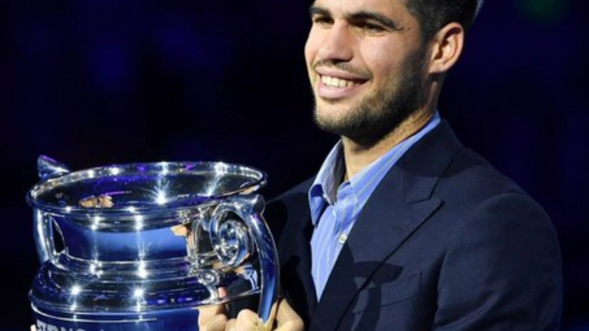 Carlos Alcaraz Proudly Lifts Trophy as Year-End No. 1 Player