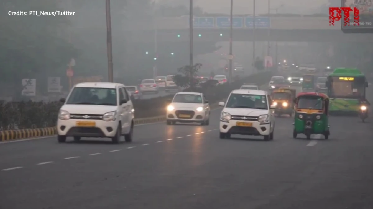 Delhi Shivers Through a Cold Morning as Toxic Air Persists: No Relief from Severe Pollution Levels