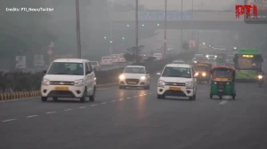 Delhi Shivers Through a Cold Morning as Toxic Air Persists: No Relief from Sever...