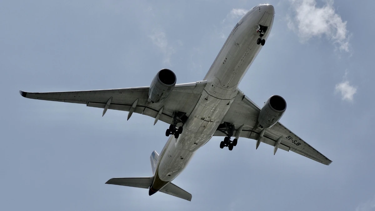 US Flight Cancellations Surge as Airlines Comply with Government Shutdown Order