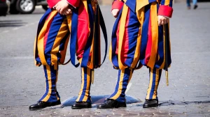 Vatican Probes Swiss Guard Over Alleged Antisemitic Incident in St Peter’s Squ...