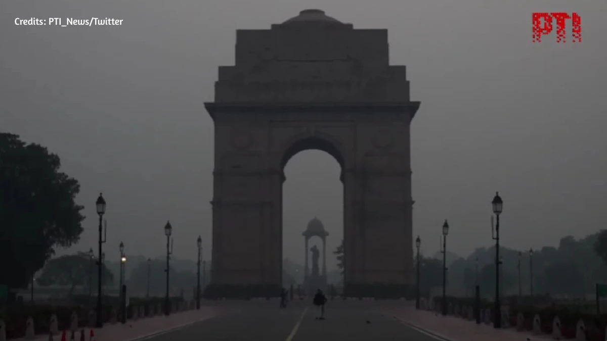 Another Smoggy Morning in Delhi as Air Quality Index Surges to Hazardous Level of 340