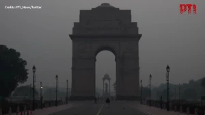 Another Smoggy Morning in Delhi as Air Quality Index Surges to Hazardous Level o...