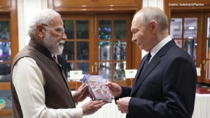 PM Modi Presents Copy of Bhagavad Gita in Russian to Vladimir Putin During Summi...